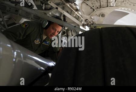 Le sergent-chef. Heriberto Maldonado effectue une marche d'entretien autour d'un C-17 Globemaster III, 3 mars 2017, le Joint Base Lewis-McChord, dans l'état de Maldonado est une partie de l'équipage aux chef de programme qui a commencé comme un procès pour la 746e Escadre de transport aérien 'Rainier', mais elle est maintenant considérée comme essentielle pour les opérations aériennes. Banque D'Images