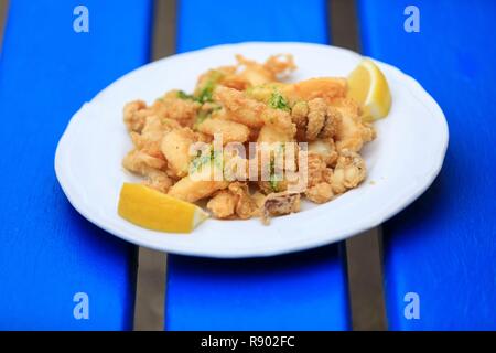 France, Bouches du Rhône, la Côte Bleue, Ensuès la redonne, Cala de Méjean, Port de Grand Méjean, restaurant Le mange tout, la plaque de cuisson de la seiche Banque D'Images