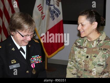 L'Armée de l'Iowa de l'Adjudant-chef de la Garde Nationale 3 Cathy Hill (gauche), de Winterset (Iowa), célèbre ses 40 ans de carrière avec le Lieutenant-colonel Christine Brooks (droite), Surface Maintenance au Camp Dodge, entretien de terrain dans la région de Johnston, de l'Iowa, pendant la cérémonie de la retraite est de la colline du 4 mars 2017, au siège des forces conjointes de Johnston, de l'Iowa. Hill, un ancien bien technicien comptable, était l'une des trois autres blessés dans la Garde nationale de l'Iowa qui a rejoint la Women's Army Corps, une branche séparée de service pour les femmes créé pendant la Seconde Guerre mondiale et a été dissous en 1978. Hill a été enl Banque D'Images