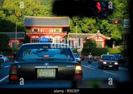 Le Japon, l'île de Honshu, région du Kansai, Kyoto, quartier de Gion, Quartier Higashiyama, Shijo Dori, temple Yasaka-jinja à l'arrière-plan Banque D'Images