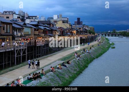 Le Japon, l'île de Honshu, région du Kansai, Kyoto, Quartier Higashiyama, rivière Kamo Banque D'Images