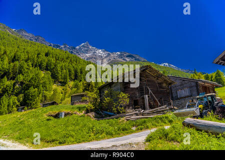 Maison abandonnée et le tracteur dans les Alpes Suisses, Randa, Visp, Valais, Valais Suisse Banque D'Images