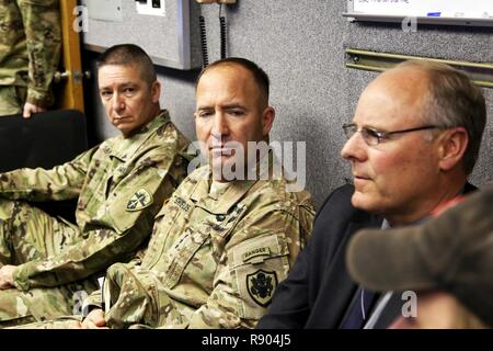 Le lieutenant-général Michael H. Shields, centre, directeur des Improvised-Threat défaite (JIDO), le Brig. Le général Eric L. Sanchez, gauche, général commandant White Sands Missile Range, et M. Stephen M. Squires, droite, ingénieur White Sands Missile Range, obtenir des informations sur les systèmes d'essai au cours de la lutte contre le disque dur du système aérien sans pilote Défi tuer tenue à White Sands Missile Range, Nouveau Mexique, du 27 février au 31 mars 2017. L'objectif de la Defense Threat Reduction Agency, JIDO défi a été parrainé par des technologies qui peut vaincre, ou tuer, les systèmes aériens sans pilote. Alors que l'armée des Etats-Unis est t Banque D'Images