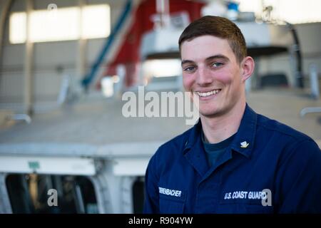 Maître de 3e classe Derrenbacher Perry, un membre d'équipage à la station de la Garde côtière canadienne Le port de Portsmouth, New Hampshire, s'arrête un portrait Jeudi, 23 février, 2017. Derrenbacher a été l'un des membres de l'équipage qui a sauvé un kayakiste d'hypothermie en janvier 2017. Banque D'Images