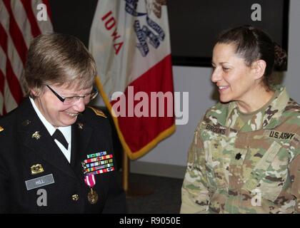 L'Armée de l'Iowa de l'Adjudant-chef de la Garde Nationale 3 Cathy Hill (gauche), de Winterset (Iowa), célèbre ses 40 ans de carrière avec le Lieutenant-colonel Christine Brooks (droite), Surface Maintenance au Camp Dodge, entretien de terrain dans la région de Johnston, de l'Iowa, pendant la cérémonie de la retraite est de la colline du 4 mars 2017, au siège des forces conjointes de Johnston, de l'Iowa. Hill, un ancien bien technicien comptable, était l'une des trois autres blessés dans la Garde nationale de l'Iowa qui a rejoint la Women's Army Corps, une branche séparée de service pour les femmes créé pendant la Seconde Guerre mondiale et a été dissous en 1978. Hill a été enl Banque D'Images