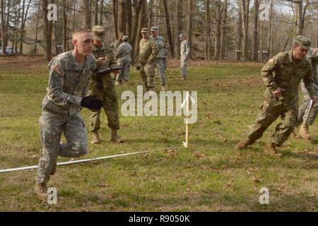 Le SGT Joshua Kirkpatrick, de la 449e Brigade d'aviation de théâtre, Caroline du Nord) de la Garde nationale, commence le parcours de la compétition meilleur guerrier NCNG le 7 mars 2017, où il a gagné NCO Guerrier de la année. Quatorze soldats et aviateurs, de tout l'état sont représentatives de chacun de nos principaux concurrents et de commandement subordonné d'être nommé meilleur guerrier dans la Garde nationale de Caroline du Nord Concours meilleur guerrier à Camp Butner, Centre de formation de la Garde Nationale, du 4 au 10 mars 2017. Banque D'Images