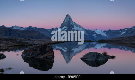 Le mondialement célèbre Matterhorn reflétée dans le Stellisee au cours de l'aube. Zermatt, Suisse. Banque D'Images