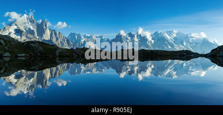 Panorama du massif du Mont Blanc reflétée dans le Lac de Chesery. Chamonix, France. Banque D'Images