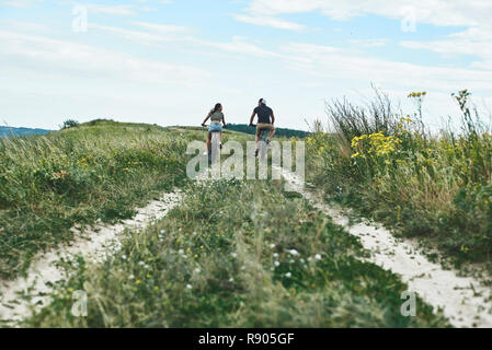 Jeune couple sont vélo sur fatbikes. Vue arrière Banque D'Images