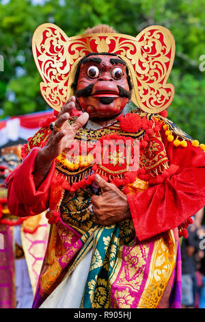 Homme danseur en costume traditionnel balinais, masque de visage Tari Wayang Topeng - caractère de la culture de Bali. La danse et le théâtre traditionnels de Bali sur le rendement Banque D'Images