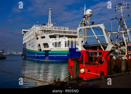 Victoria de Wight hybrides de puissance car-ferry à Porstmouth Docks Carrossage Banque D'Images
