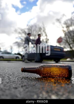 Un U.S. Air Force 100e Escadron des Forces de sécurité aérienne simule les menotter un particulier pour l'alcool au volant 23 Février, 2017, le RAF Mildenhall, Angleterre. Drink Smart est une campagne créée par l'équipe de Mildenhall aviateurs contre l'alcool au volant pour lutter contre la conduite avec facultés affaiblies sur et à l'extérieur de la base. Banque D'Images