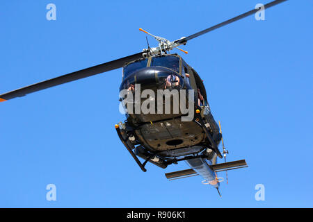 Ex' Vietnam hélicoptère Huey en venant d'atterrir à l'heli-port dans le V&A Waterfront à Cape Town. Banque D'Images