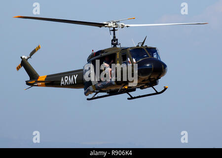 Un hélicoptère Huey Vietnam ex à venir pour atterrir à l'héliport de V&A Waterfront à Cape Town. Banque D'Images