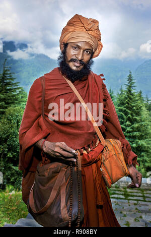 Naggar, INDE - 17 juillet : Рortrait de jeune yogi. Brahmane indien. L'homme indien pose pour la photo. 17 juillet 2013 dans la vallée de Kullu, Naggar, Himachal Pradesh, Banque D'Images