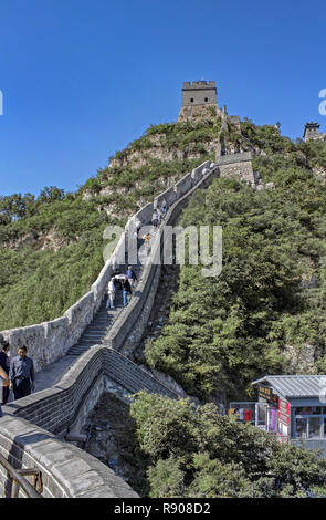 La Grande Muraille de Chine serpente sur une colline escarpée et boisée dans la section de Mutianyu, une forteresse restaurée de la dynastie Ming au nord-est de Pékin, en Chine, Banque D'Images