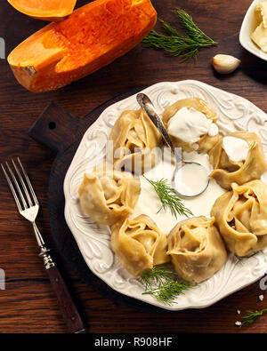 Asian dumplings à la vapeur avec l'ail et la citrouille de Manti. Banque D'Images