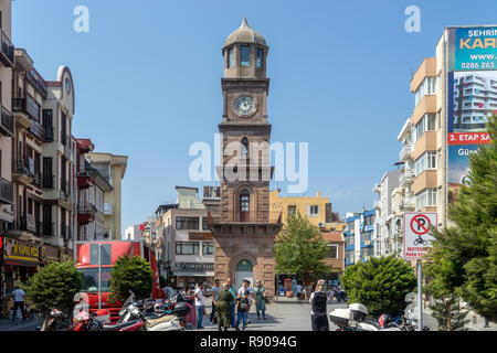 Tour de l'horloge historique et fontaine dans les rues de Canakkale, Turquie Banque D'Images