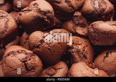 Délicieux cuit brun chocolat Muffins en forme de coeur libre Banque D'Images