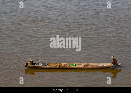 Thakhek, Laos - 19 Avril 2018 : homme assis sur son bateau à la pêche dans la rivière du Mékong boueux au Laos, au lever du soleil près de la frontière thaïlandais Banque D'Images