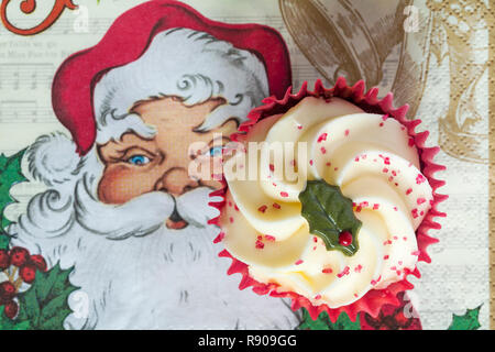 Sainsburys Red Velvet cupcake Serviette Serviette de Noël avec le Père Noël Le Père Noël - à la recherche vers le bas d'en haut Banque D'Images