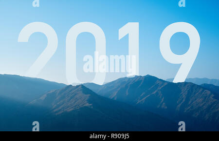 Nouvelle année 2019. Silhouette heureux pour la nouvelle année 2019 avec la montagne sur fond de ciel bleu