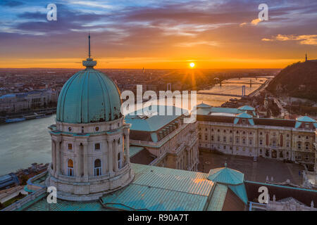 Budapest, Hongrie - vue aérienne de la coupole du château de Buda palais royal au lever du soleil avec pont de la liberté, pont Elisabeth et Statue de la Liberté Banque D'Images