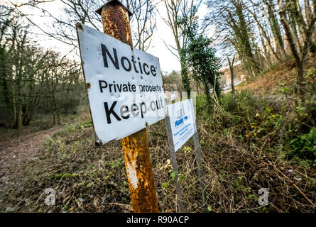 Avis, la propriété privée Garder hors, monté sur un poteau de métal avertissement d'une usine de traitement de l'eau. Banque D'Images