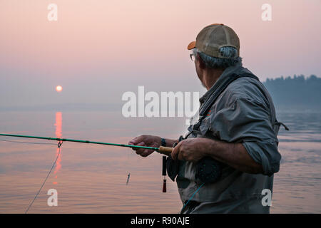 Portrait homme voler la pêche au saumon et à la truite de mer Truite fardée dans le Puget Sound près de Port Orchard, Washington USA Banque D'Images