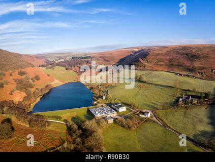 Drone aérien vue de Cwmtillery réservoir, près de Brecon Beacons pendant la saison d'hiver Banque D'Images