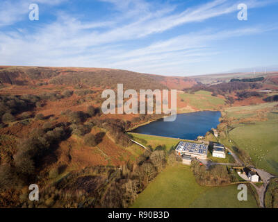 Drone aérien vue de Cwmtillery réservoir, près de Brecon Beacons pendant la saison d'hiver Banque D'Images