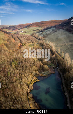 Drone aérien vue de Cwmtillery réservoir, près de Brecon Beacons pendant la saison d'hiver Banque D'Images