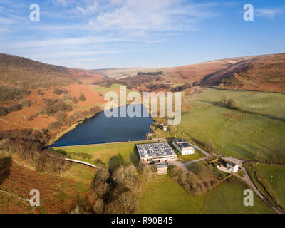 Drone aérien vue de Cwmtillery réservoir, près de Brecon Beacons pendant la saison d'hiver Banque D'Images