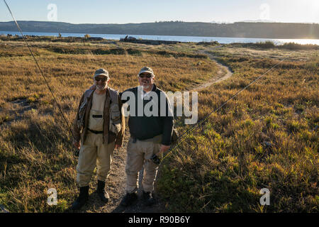 Un portrait de deux pêcheur de mouche sur un sentier bien usé à une plage d'eau salée dans le nord-ouest de l'État de Washington, USA Banque D'Images