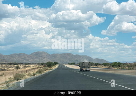 La nouvelle autoroute a1 (b1) dans le nord de la Namibie, Windhoek Banque D'Images