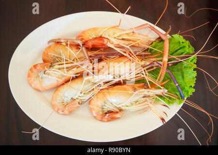 Fruits de mer à la vapeur à partir de la mer, frais du marché appétissant savoureux cuisinés crevettes géantes sur fond de table en bois. Alimentation, nutrition, allergie, approvisionnement alimentaire, Aquatiques Banque D'Images