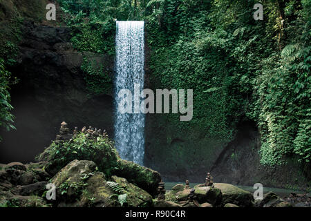 Zen Stone empilés à Tibumana Cascade à Ubud Bali Indonésie. Banque D'Images