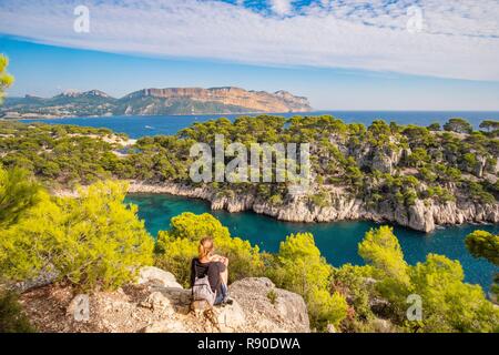 France, Bouches du Rhône, Cassis, l'anse de Port Pin et Cap Canaille à l'arrière-plan, le Parc National des Calanques Banque D'Images