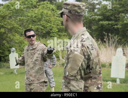Le capitaine de l'armée américaine Lee Schroeder, gauche, le détachement de l'espace Delta, 1re Compagnie, tactique commune de la station sol de l'armée, le commandant ordonne à Sgt. Kevin Stanewicz, droite, une commande d'engagement JTAGS chef d'équipe, au cours de l'entraînement tactique à Misawa Air Base, Japon, le 24 mai 2017. Chaque membre de l'équipe se relayaient pour jouer différents rôles, tels que des chefs d'équipe et des postes de guet, en formations de combat pour chacun des États membres eux-mêmes connaissance à chaque rôle. Banque D'Images