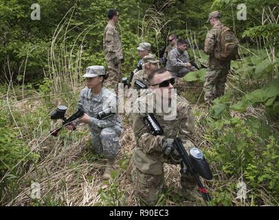 Des soldats américains avec le détachement de Delta, 1ère compagnie mixte de l'espace, l'Armée tactique Station sol, arrêter pendant un exercice tactique à Misawa Air Base, Japon, le 24 mai, 2017. Les membres travaillent en deux équipes distinctes, alpha et bravo. Ils ont été chargés d'un objectif de sécuriser une zone, en vertu de l'incendie, ainsi que le maintien de la communication entre les uns les autres. Banque D'Images