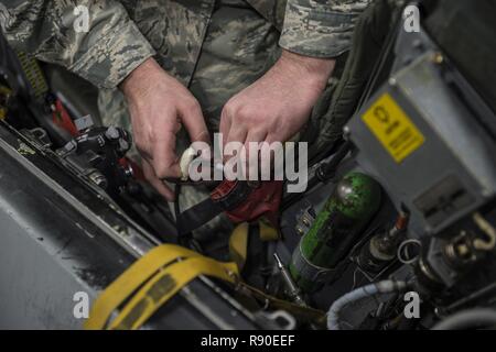 Tech. Le Sgt. Kevin Mayo, le 54e Escadron de Maintenance section sortie du rang de sous-officier responsable, supprime le câblage d'un F-16 Fighting Falcon siège éjectable, le 13 mars 2017 à la base aérienne de Holloman, N.M. La sortie de spécialistes travaillent main dans la main avec l'équipement de vol des équipages pour assurer les pilotes ont l'équipement nécessaire en cas d'urgence. Banque D'Images