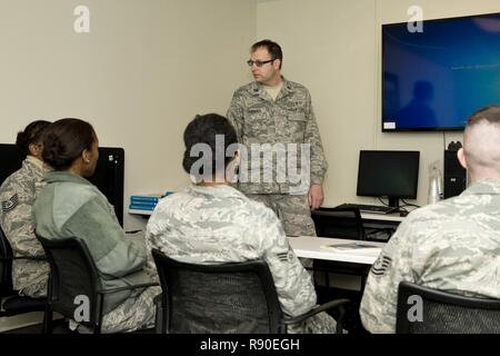 Aumônier de la réserve de l'US Air Force (Capt) Peter Landers, 913e groupe de transport aérien, préside un "trouver la paix dans la famille et des finances publiques", atelier pendant la formation de l'unité assemblée générale (UTA) week-end 5 mars 2017, à Little Rock Air Force Base, arche. L'atelier aura lieu au cours des 11 week-end et de l'UTA est conçu pour aider les membres contrôlent leur argent au lieu de les contrôler. Les sujets comprennent l'élimination de la dette, la création de plans de la famille, d'économiser de l'argent, préparer l'avenir et d'établir des budgets réalistes. Banque D'Images