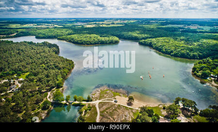 Lake Châteaubourg dans la forêt de Brocéliande, la forêt mythique de la légende arthurienne. Lac, forêt et parc des sports et loisirs Banque D'Images