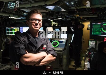 PEARL HARBOR (7 mars 2017) Les visages de la profonde : "Mon oncle était dans le sous-marin, de sorte qu'il est genre d'une tradition familiale. Lorsque j'ai été la signature jusqu'à rejoindre la Marine, l'électronique de navigation Technicien avait l'impressionnant à moi. Être en mesure de le faire et de planification pour une navigation d'un navire de guerre assez puissant mon tarif assez intéressant. Mon meilleur souvenir à ce jour a été d'être en mesure de manipuler le pont et voir des dauphins à la proue du bateau nager avec nous. La vue était extraordinaire," dit technicien électronique matelot de navigation (SS) Hunter Hopkins, originaire de Lizella, Géorgie, et marin sur la Virginia-class submari Banque D'Images