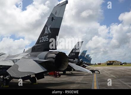 F-16C Fighting Falcon affecté à la 18e escadron agresseur, Eielson Air Force Base, Alaska, s'asseoir sur l'aire du 22 février 2017, à Andersen AFB, Guam. Les aviateurs et les appareils de la 18e comme Guam sont déployées pour faire face dans le cadre de l'exercice 2017, du Nord depuis longtemps un exercice visant à améliorer les opérations aériennes multilatérales entre l'US Air Force, US Navy, Japan Air Self-Defense Force et de la Royal Australian Air Force. Banque D'Images