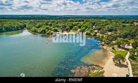 Lake Châteaubourg dans la forêt de Brocéliande, la forêt mythique de la légende arthurienne. Lac, forêt et parc des sports et loisirs Banque D'Images