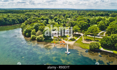Lake Châteaubourg dans la forêt de Brocéliande, la forêt mythique de la légende arthurienne. Lac, forêt et parc des sports et loisirs Banque D'Images