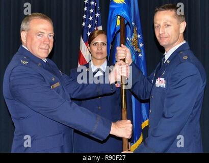 Le Colonel Robert Stanton, 302e groupe d'opérations, commandant de l'unité passe le guidon au lieutenant-colonel James McLain comme il prend le commandement du 34e Escadron d'évacuation aéromédicale au cours d'une cérémonie Mars 4, 2017 à la base aérienne Peterson, au Colorado. McLain était auparavant le directeur des opérations pour la 94e, AES, 94e Escadre de transport aérien, Dobbins Air Reserve Base, la Géorgie. Au cours de la cérémonie, McLain a reconnu ses réalisations antérieures de la 34e Sea et a dit, "Lorsque j'ai reçu l'appel, j'étais extrêmement excité. Je vous remercie. Je suis si heureux d'être ici." Banque D'Images