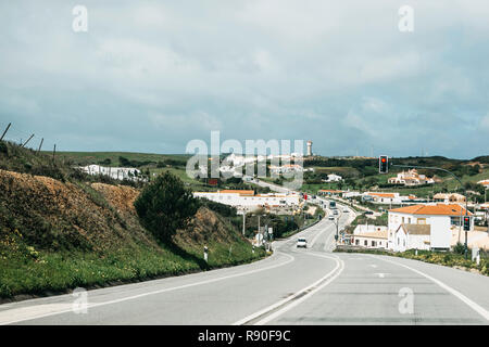 Belle vue sur la route asphaltée, le paysage et la petite ville de Raposeira dans le sud du Portugal. Banque D'Images