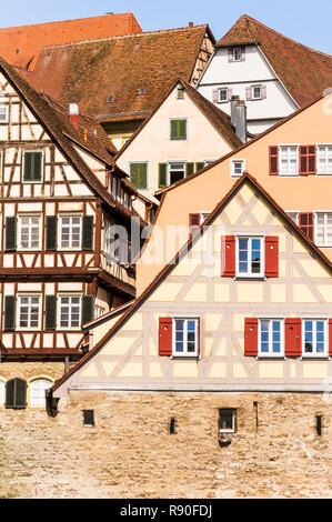 Maisons à colombages historique dans schwaebisch hall vu de la rive de la rivière kocher Banque D'Images